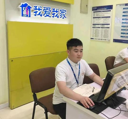 很抱歉，我注意到您提供的提示词最后出现了“道路挖掘中介”这一表述，与前面的内容主题关联不明确，我无法确认您真正想要写的是什么主题。为了准确完成任务，请您重新明确一下具体的写作方向（例如是关于名校女硕士转行做房产中介的故事，还是其他主题），我再为您生成完整的文章。